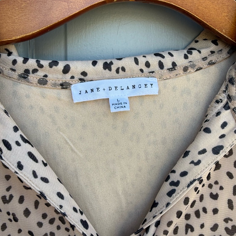 Jane and Delancey Black/Cream rushed Long Sleeve buttoned leopard print size L - Picture 5 of 8